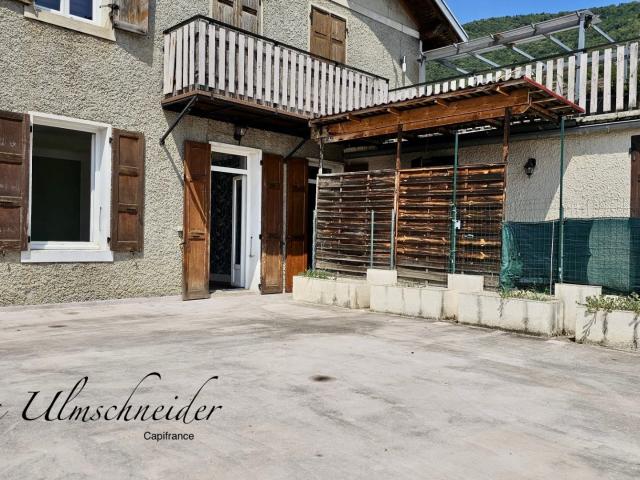 Au cœur du village de Chindrieux 73 – Ensemble immobilier avec appartement d'env. 134 m² à rénover, studio d'env. 32 m² rénové et grand garage