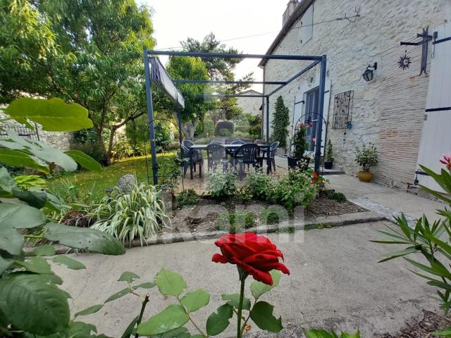 Au cœur d'un village typique, demeure de charme, avec dépend. 300m² Plaisance