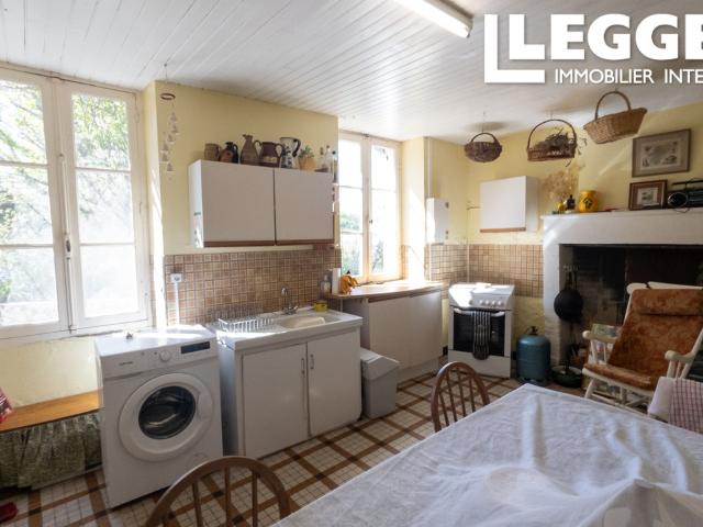 Au cœur d'un village tranquille en campagne, maison en pierre à rénover, pleine de charme