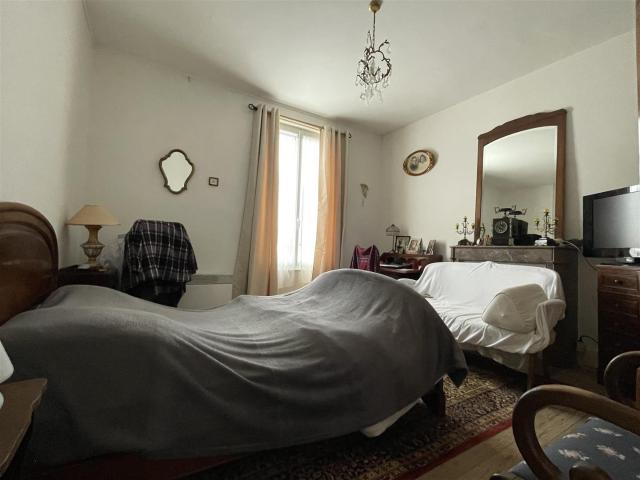 Au cœur d'un bourg dynamique, cette maison de 124m2 habitables vous offre toutes les commodités à portée de ma