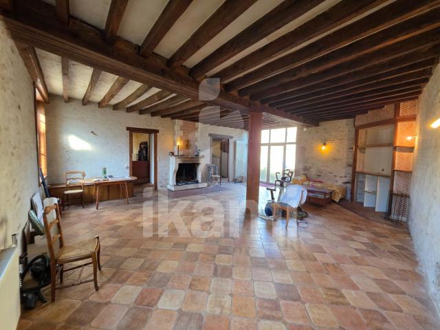 Au cœur d’Artenay Maison de caractère aux volumes exceptionnels 210m2 habitables plus dépendances