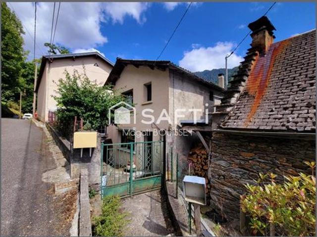 Au cœur de Melles, maison T3 de 60m² dont deux chambres, une terrasse et cave, un jardin