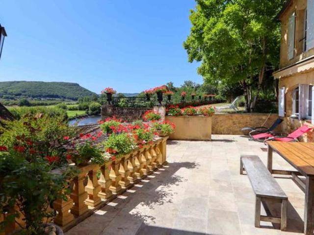 Au cœur de Beynac et Cazenac, l'un des plus beaux villages de Fr