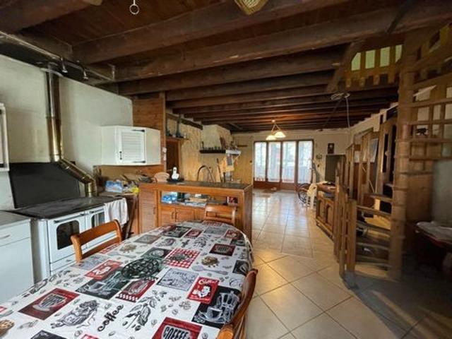 Au cœur de l’Allier, à Murat, venez découvrir cette maison de campagne pleine de potentiel !