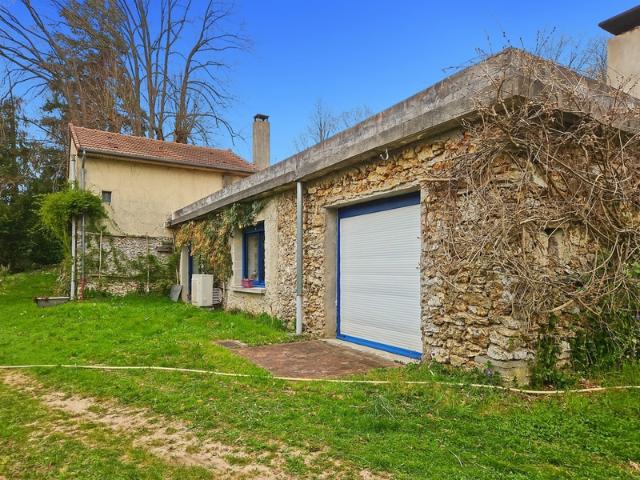 Au cœur de la nature, propriété d’exception de 18 000 M2 avec étang privé, 2 granges maison chaleureuse de 133 m², 3 chambres, cheminée et poêle: un havre de paix à LA FERTE SOUS JOUARRE 77
