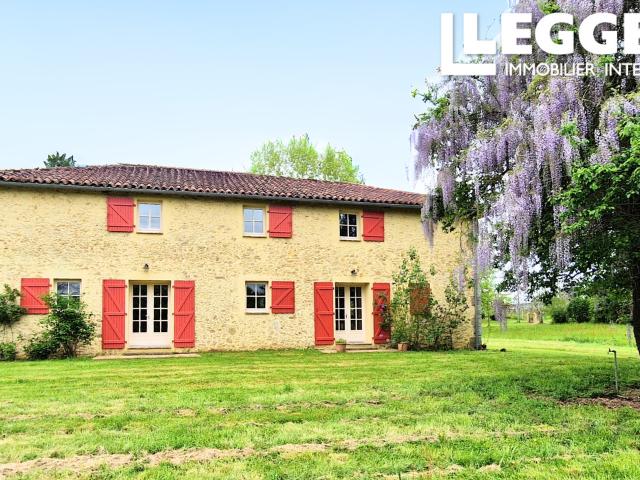 Au calme, à 10 min de Villeneuve de Marsan, splendide maison de 450m², 8 chambres sur 5 ha de terrain