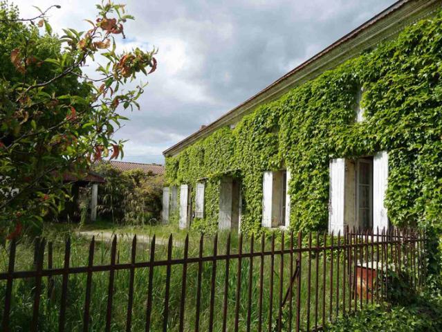 Au calme dans un hameau maison en pierre avec dépendances à