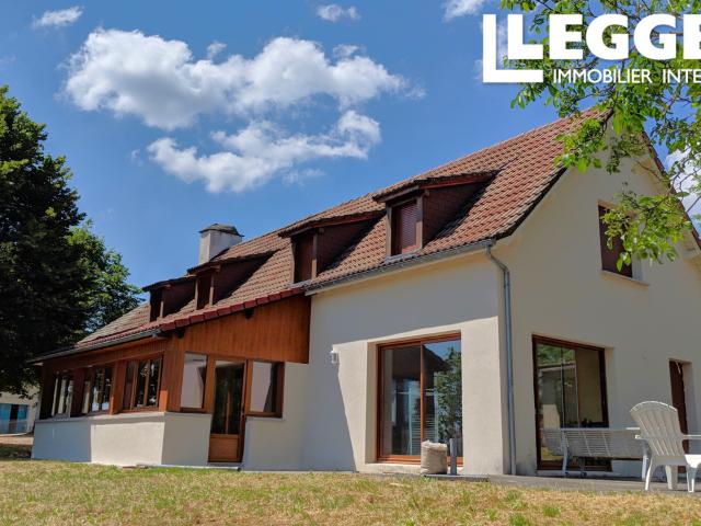 Au calme. Maison moderne, lumineuse et spacieuse. Véranda, terrasse, 2 puits, verger et vue exceptionnelle