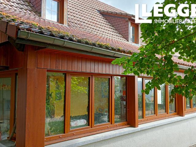 Au calme. Maison moderne, lumineuse et spacieuse. Véranda, terrasse, 2 puits, verger et vue exceptionnelle