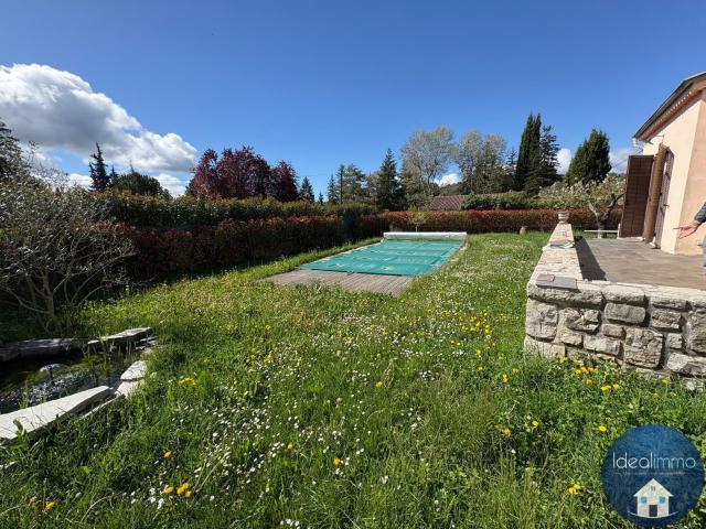 Au calme, maison rénovée de 68 m2 sur un terrain d’environ 800 m2 avec piscineCette maison entièrement climati