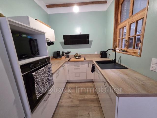 Au centre de Bergues, A louer maison sans extérieur comprenan