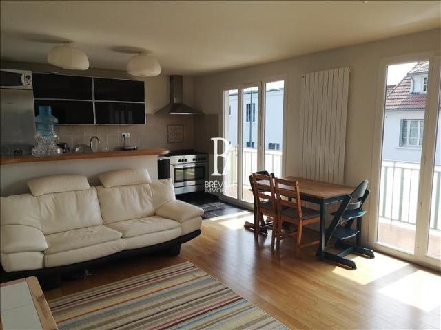 Au centre de Meudon et dans une rue très calme, bel appartement de 4 pièces de 84m2 composé d'un salon. Meudon 92190
