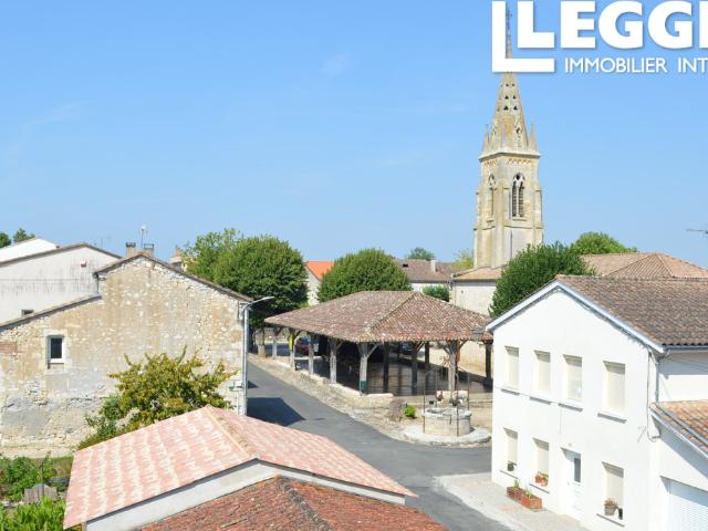 Au centre du village, Très ancienne maison avec colombages entièrement restaurée, jardin et piscine