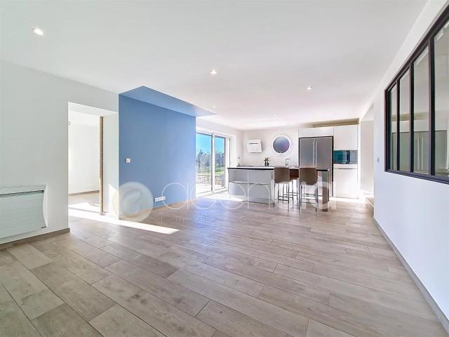 Au centre du village de Spéracèdes, superbe appartement en r. 74m² Spéracèdes