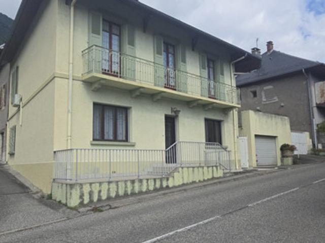 Au centre du village, grande maison ancienne avec terrain et ann