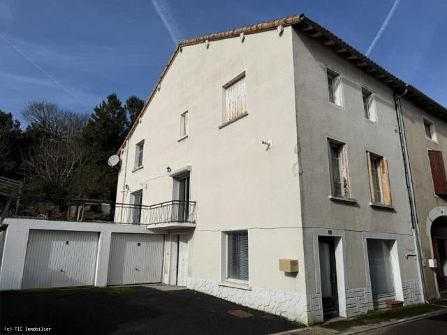 Au coeur de à Nanteuil en Vallée: Maison Avec 3 Chambres, 2 175m² Nanteuil en Vallée