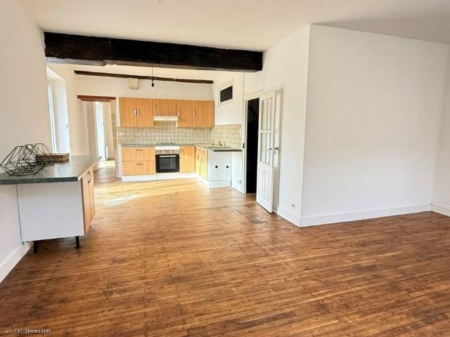 Au coeur de à Nanteuil en Vallée: Maison Avec 3 Chambres, 2 175m² Nanteuil en Vallée