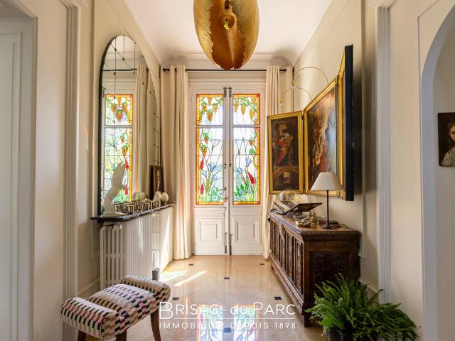 Au coeur de Dijon, dans le quartier résidentiel recherché de. 270m² Dijon