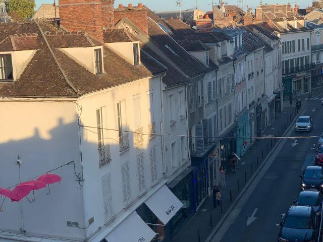 Au coeur de fontainebleau 2 pièces de 50m2 au sol sous comble atypique 770€
