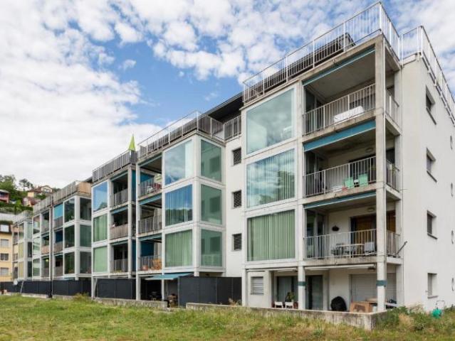 Au coeur de Peseux, dans bâtiment de la COOP, avec balcon et loggia
