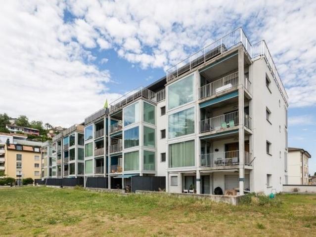 Au coeur de Peseux, dans bâtiment de la COOP, avec balcon et loggia