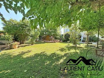AU COEUR DU VILLAGE, MAISON AVEC JARDIN CLOS ET GARAGE