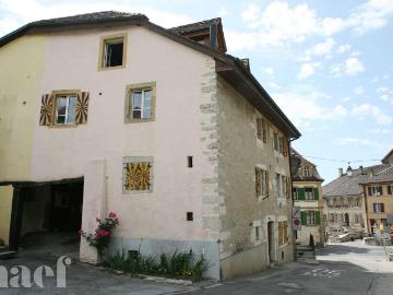 Au coeur du village de Corcelles, au rez d'une maison.