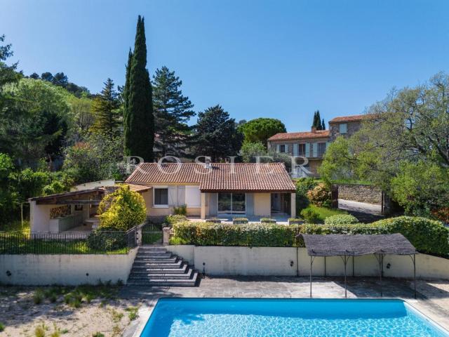 Au coeur du village de Lacoste maison des années 50 avec pis. 110m² Lacoste