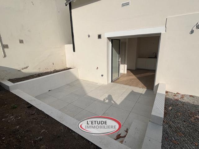 Au coeur du bourg de Carquefou, T2 rénové avec terrasse et p