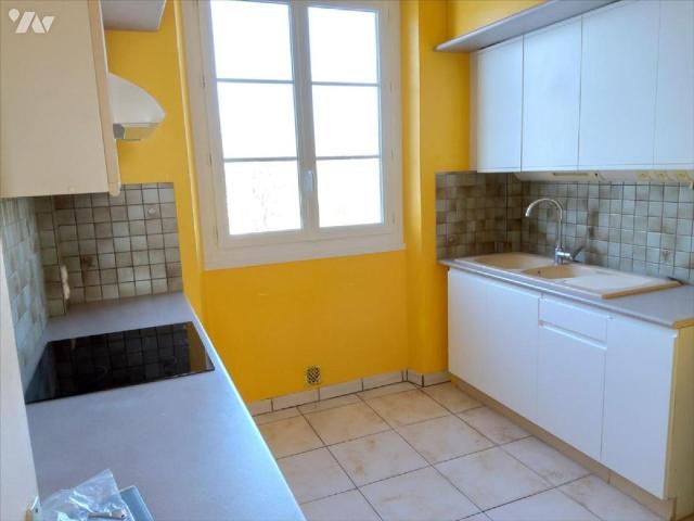 Au coeur du centre ville historique de FALAISE 14700, découvrez cet appartement F3 à louer ch.