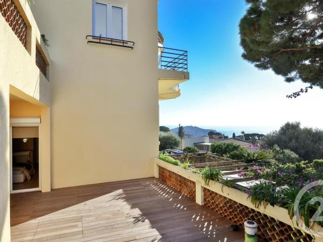 Au col de Villefranche, situé dans un secteur residentiel, a. 78m² Villefranche sur Mer