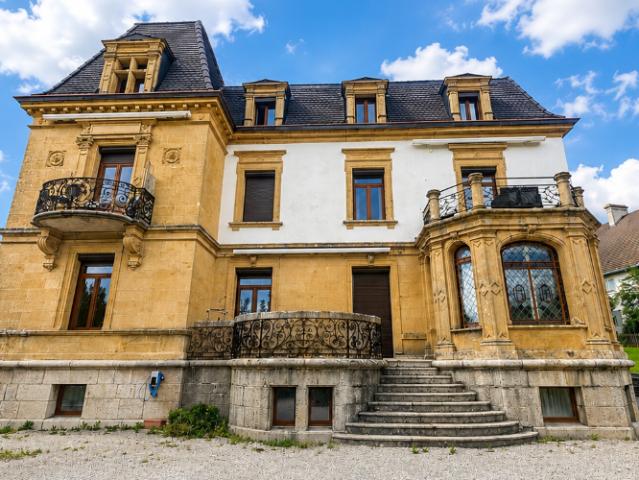 Au dernier étage d'un manoir avec jardin