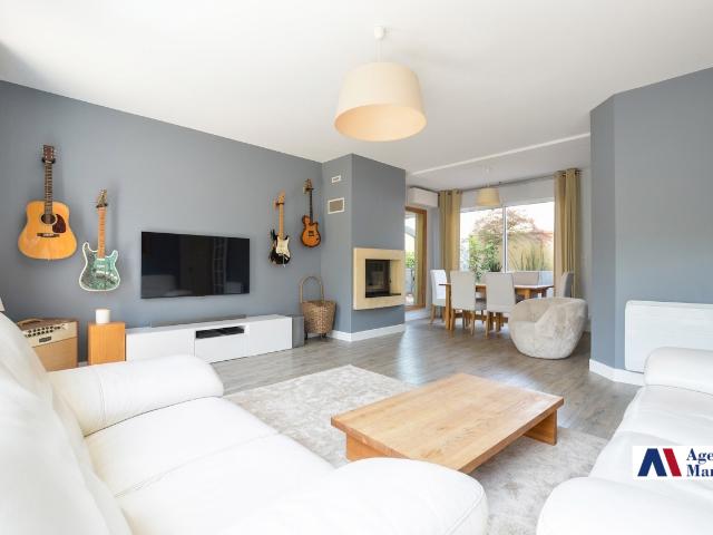 Au fond d’une allée privée, maison en R+2 avec jardin, tersasses et garages