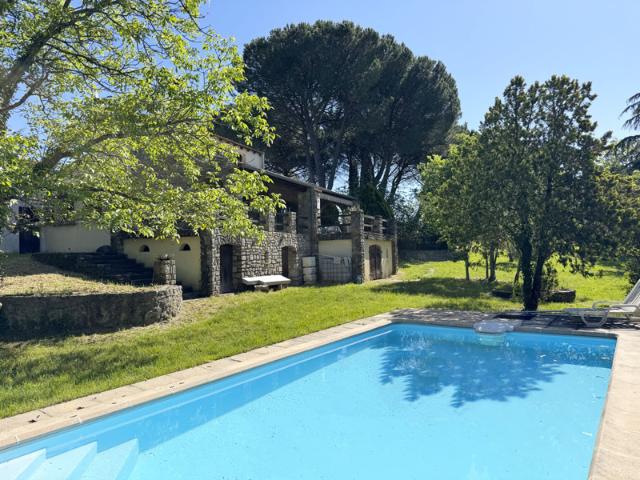 Au milieu d'un terrain arboré de 4350 m2, une maison de 107