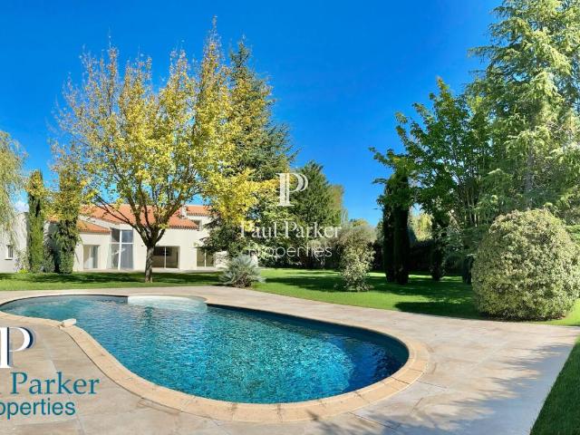 Au nord Aix En Provence Villa post moderne pour villégiature familiale 10 pièce s 248.50 m2 / 5 chambres + 1 studio / 4225 m2 terrain