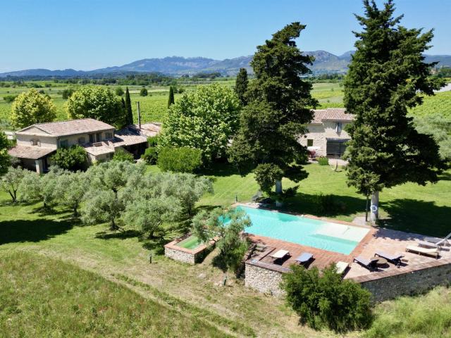 Au pied du Mont Ventoux Mas provençal rénové avec gîtes indé. 450m² Crillon le Brave