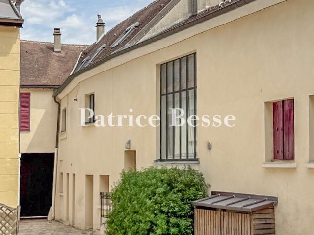 Au pied du château d'Écouen, autour d'une cour pavée, un anc. 710m² Ecouen
