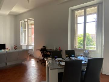 AU PIED DE LA CATHEDRALE, UN APPARTEMENT MEUBLE DE CARACTERE AVEC PARKING