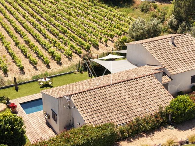 AU PLAN DE LA TOUR FACE AUX VIGNES / TRES BELLE VILLA AVEC PISCINE DE NAGE ET GARAGE