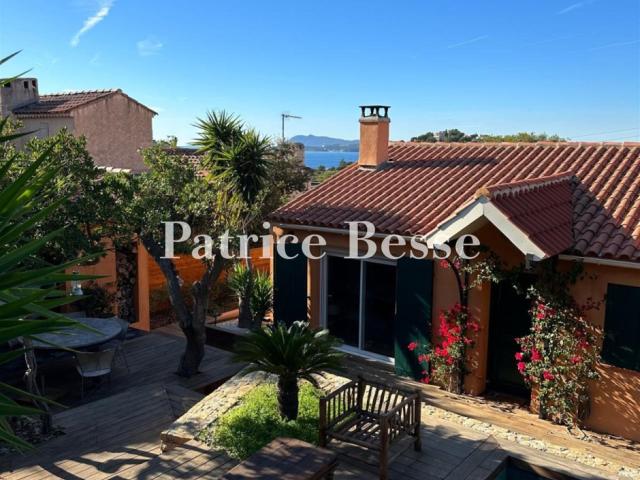 Au Pradet, à 700 m de la plage, une villa de 177 m² restauré. 177m² Le Pradet