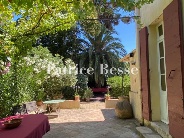 Au Pradet, à pied des plages et commerces, une bastide 19e s. 300m² Le Pradet