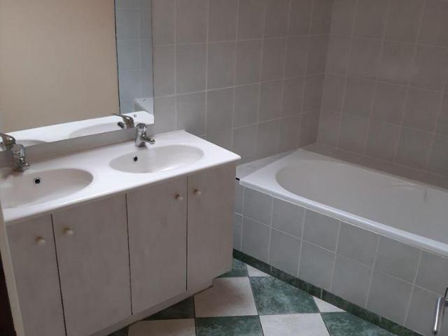 Au sein d'une maison divisée en trois appartements, découvrez ce bel appartement situé en rez.