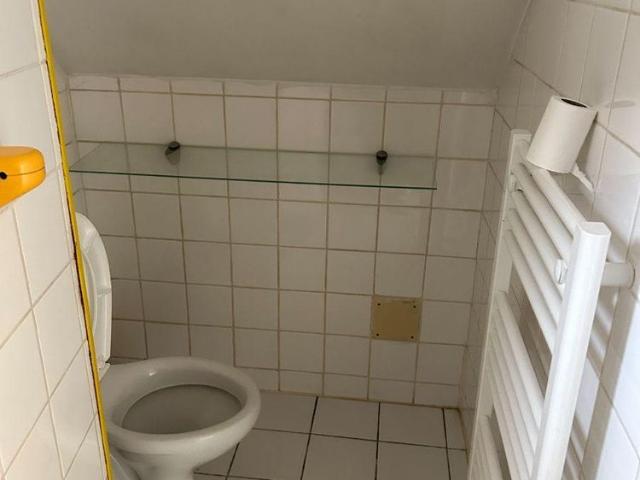 Au sein d'une résidence calme, découvrez cet appartement en duplex comprenant: Un vaste s.