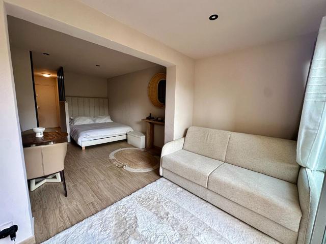 Au sein d'une résidence fermée avec piscine studio de 27 m². 27m² Cogolin