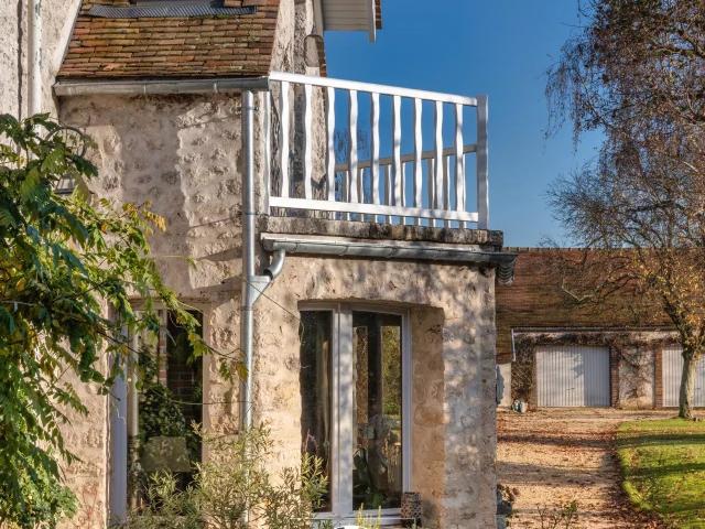 AU SUD DE FONTAINEBLEAU, CHARMANTE PROPRIETE DE 255 M² AVEC PISCINE ET DEPENDANCES