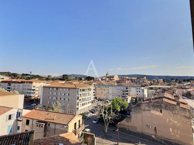 Aubagne centre ville Résidence Le Voltaire Appartement T4 100 m2 avec 2 loggias et place de parking sous sol