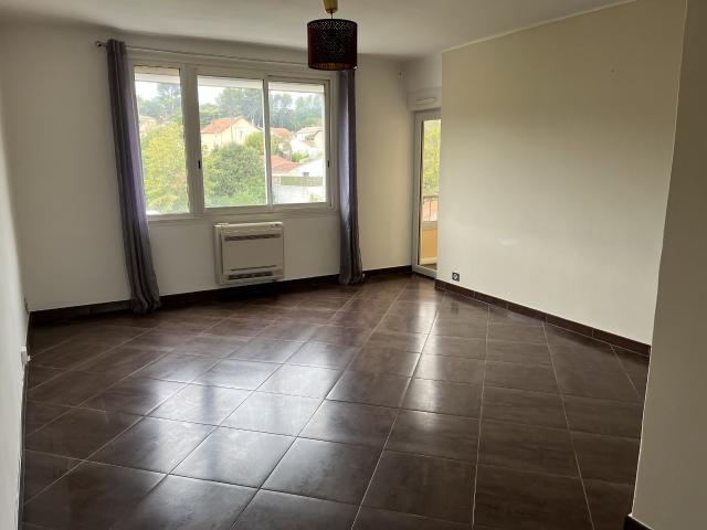 AUBAGNE LE MERMOZ Appartement de type 3 lumineux comprenant grand séjour, balcon, cuisine.