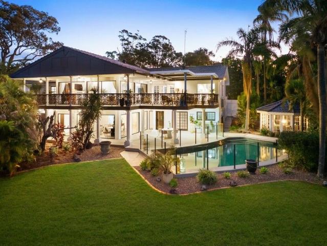 Renovated Vintage Victorian by the Water on 1741m2, Boasting Dual Living and Skyline Views