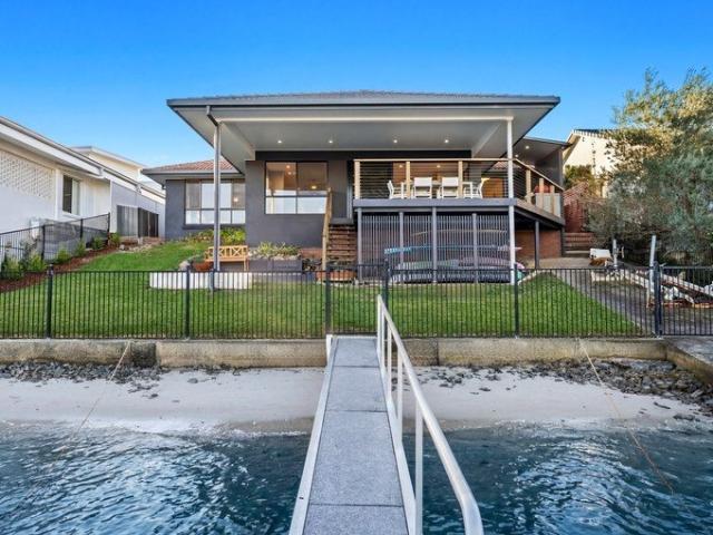 Potential packed Entertainer Five Minutes from Nobby Beach