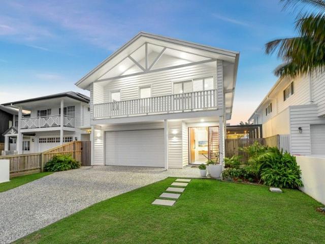 PREMIUM COASTAL HOME IN WALK TO EVERYTHING LOCATION
